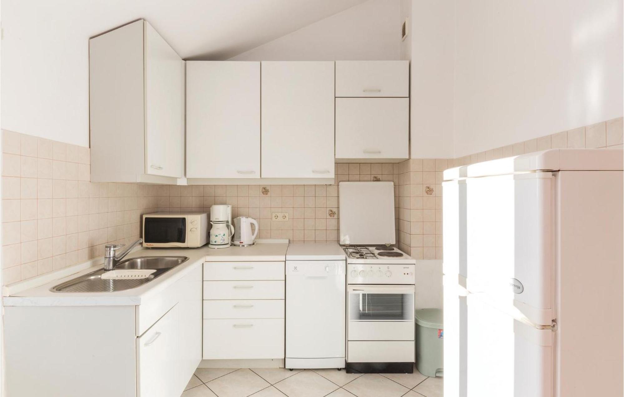 3 Bedroom Amazing Apartment In Makarska Exterior photo