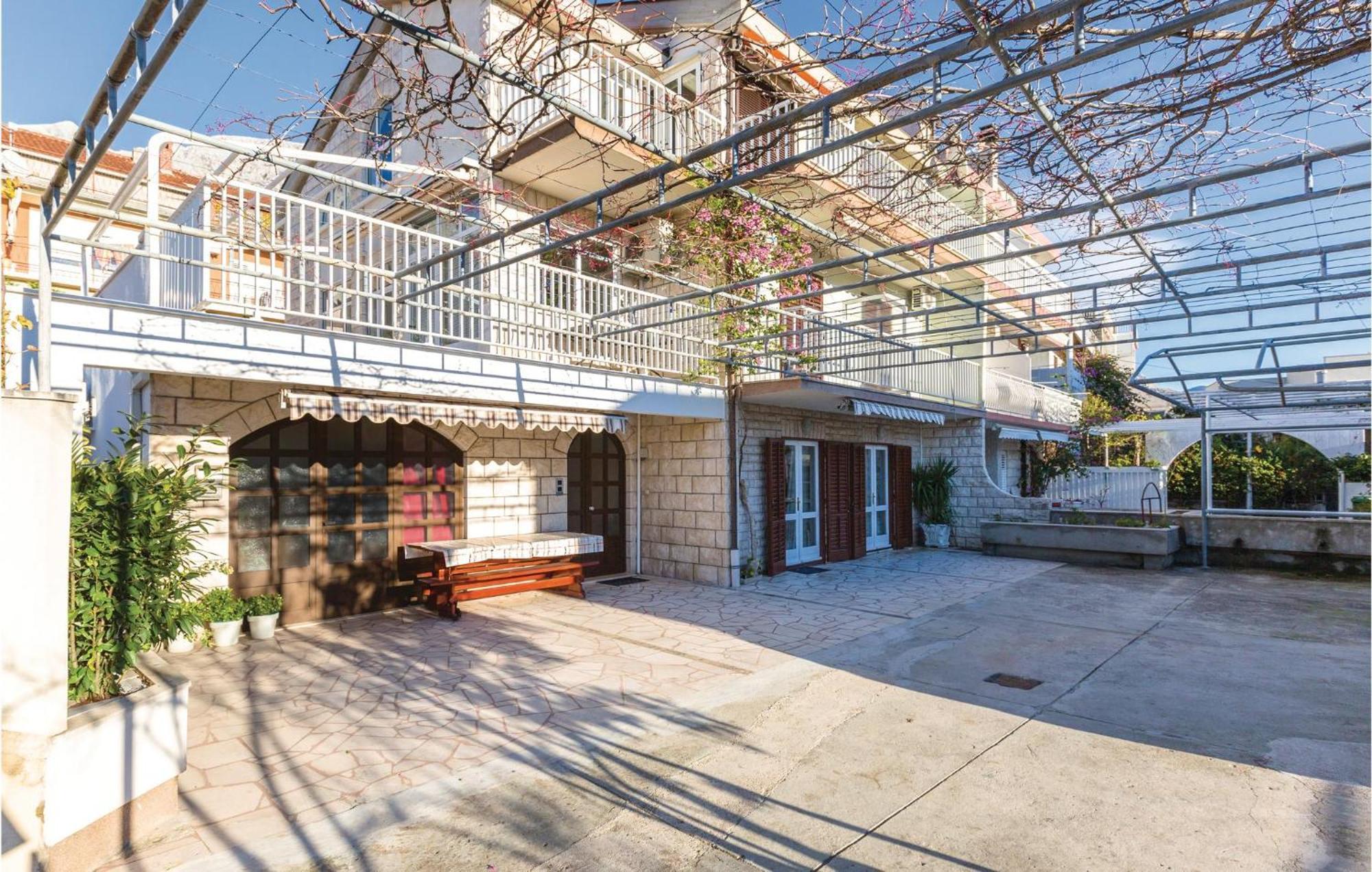 3 Bedroom Amazing Apartment In Makarska Exterior photo