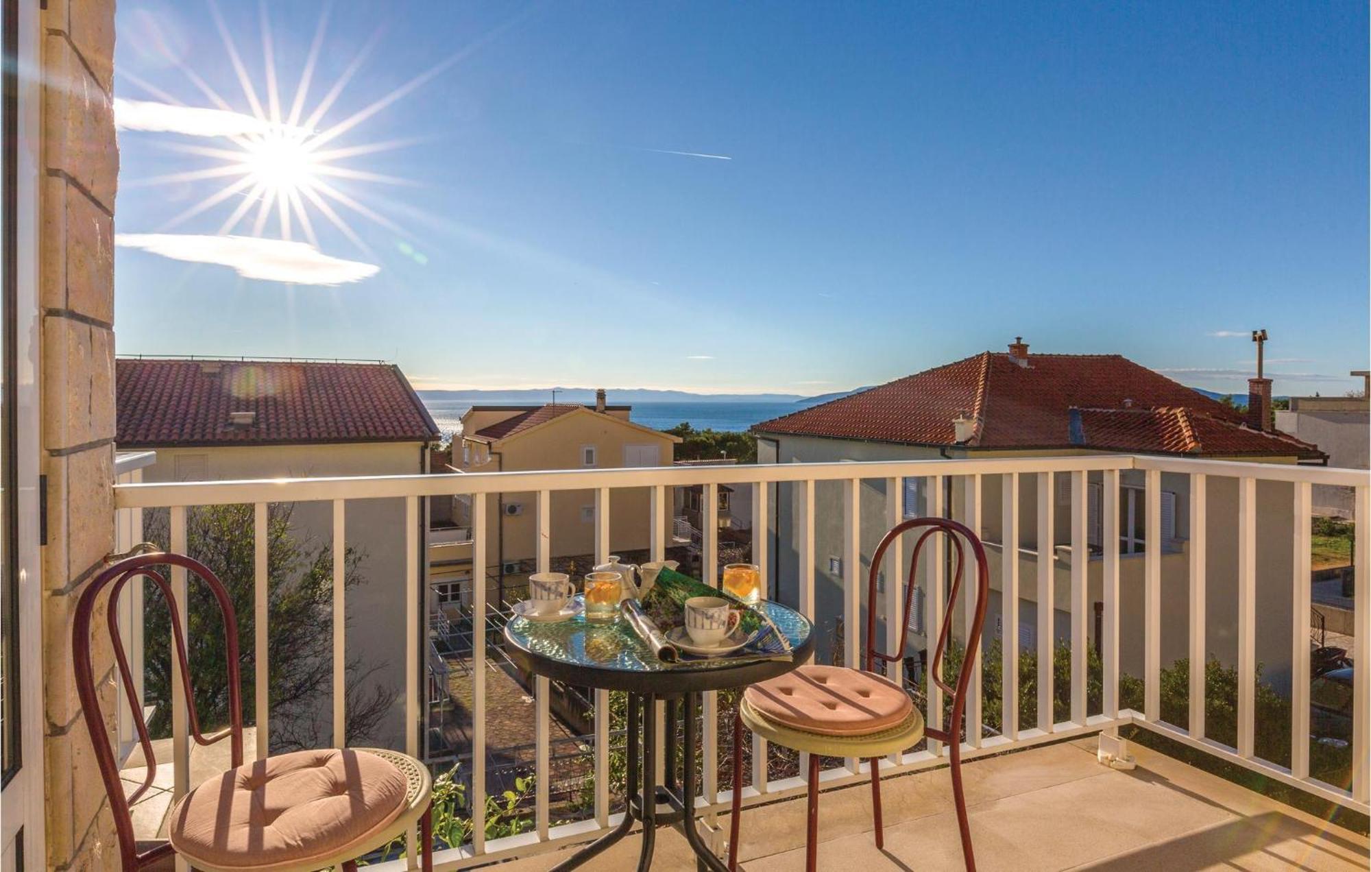 3 Bedroom Amazing Apartment In Makarska Exterior photo