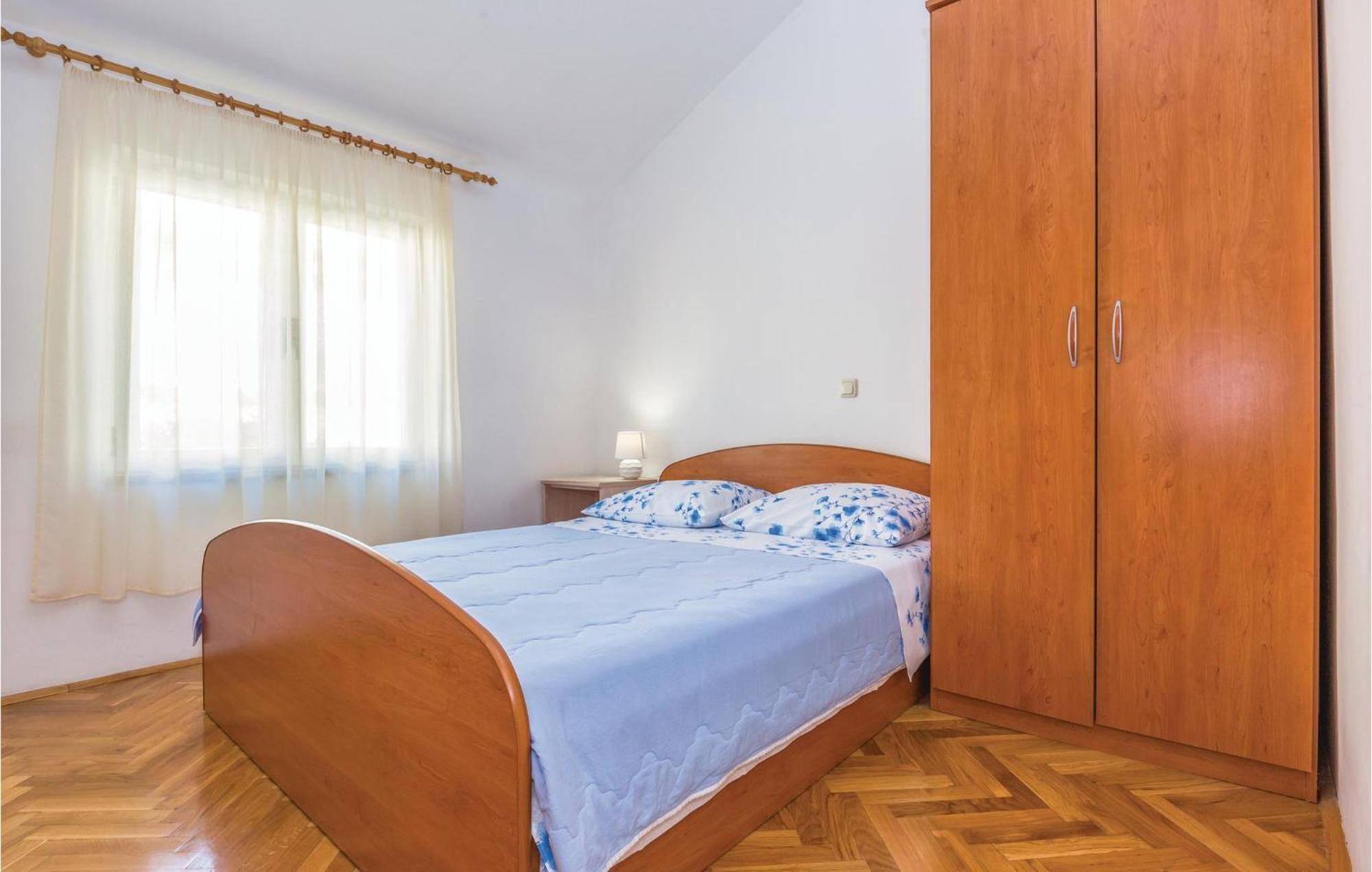 3 Bedroom Amazing Apartment In Makarska Exterior photo