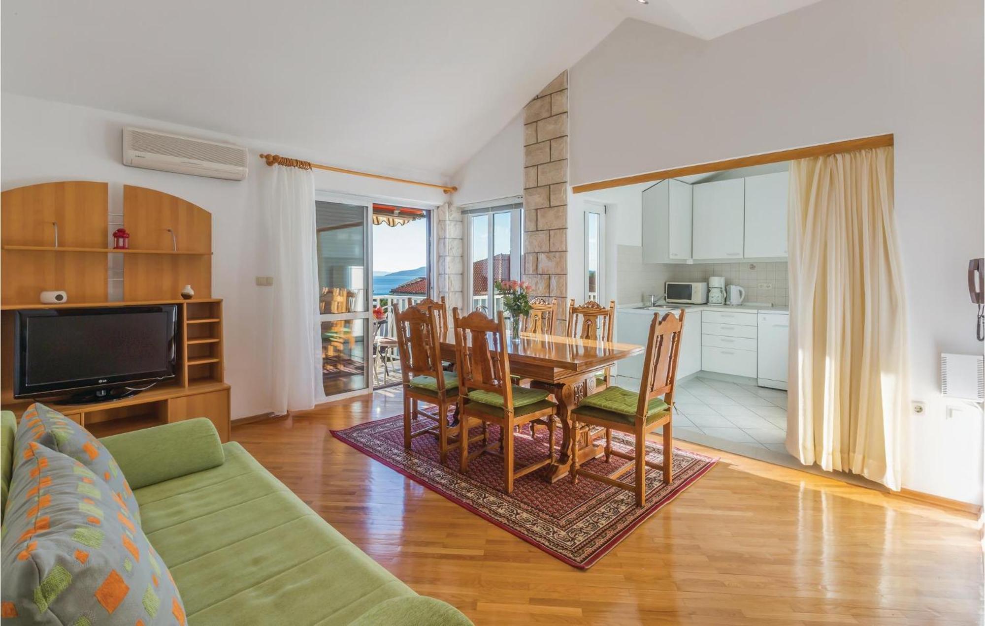 3 Bedroom Amazing Apartment In Makarska Exterior photo